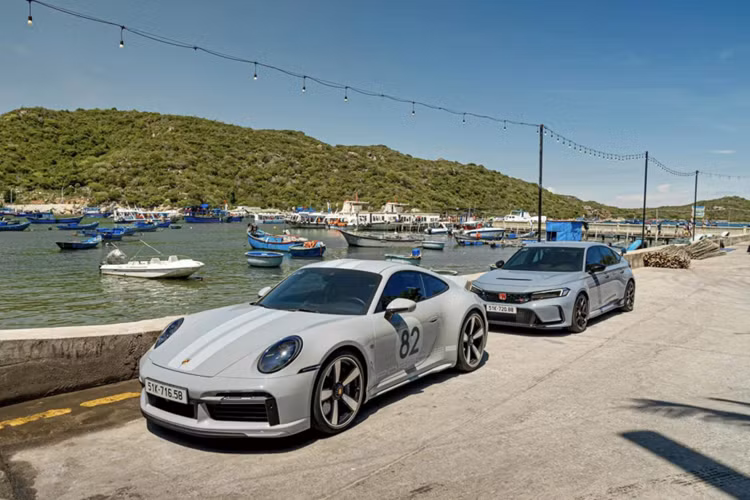 Giá xe Porsche 911 Sport Classic chính hãng tại Việt Nam từ 19,22 tỷ đồng, chỉ xếp sau Porsche 911 GT2 RS và Porsche 918 Spyder về việc đắt nhất.
