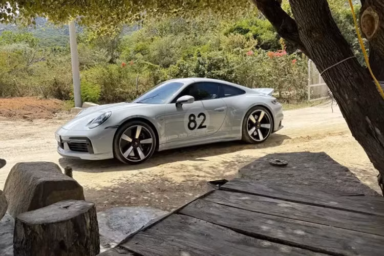 Động cơ trên xe thể thao giới hạn Porsche 911 Sport Classic sẽ đi kèm hộp số sàn 7 cấp và hệ dẫn động cầu sau, nhờ đó, chiếc xe thể thao giới hạn này có thể tăng tốc từ vị trí xuất phát lên 100 km/h chỉ trong thời gian 4,1 giây trước khi đạt tốc độ tối đa 315 km/h.