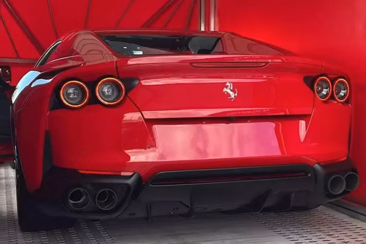 Theo đó, chiếc Ferrari 812 GTS đã có mặt trong garage sửa xe tại TP HCM, và đang chờ làm các thủ tục để xe ra biển số. Theo chúng tôi tìm hiểu, chủ nhân của chiếc xe Ferrari 812 GTS này không ai khác ngoài ông Đặng Lê Nguyên Vũ, Chủ tịch Trung Nguyên, đại gia nổi tiếng rất yêu thích các dòng xe Ferrari, với bộ sưu tập đã hơn 40 xe.