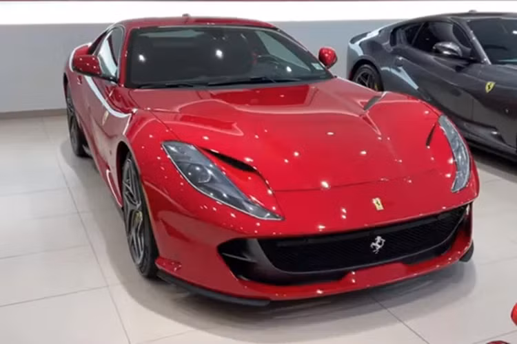 Hiện chưa rõ xe Ferrari 812 GTS đã lộ ảnh về Việt Nam được chào bán ra sao, chỉ biết rằng, các đại gia Thái phải chi ra để sở hữu siêu xe mui trần Ferrari 812 GTS theo diện chính hãng từ 34,7 triệu Baht (tương đương 26 tỷ đồng).