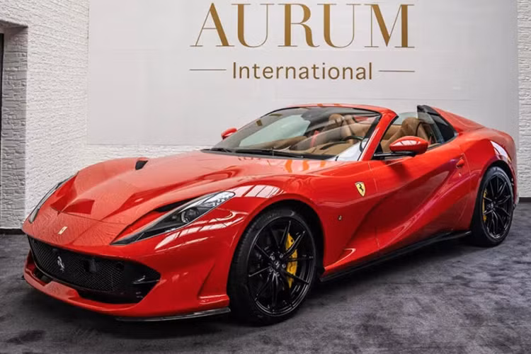 Chiếc xe Ferrari 812 GTS của Đặng Lê Nguyên Vũ sở hữu thuộc bản mui trần và ông cũng đã sở hữu một chiếc 812 phiên bản coupe mang tên gọi là Superfast, mua về vào tháng 4/2024.