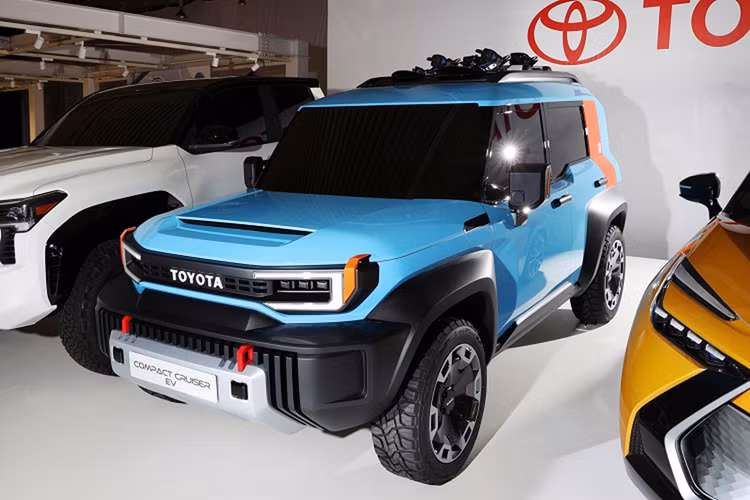 Toyota Land Cruiser FJ sẽ là thành viên nhỏ nhất của đại gia đình Land Cruiser. Được phát triển dựa trên cơ sở gầm bệ TNGA-F, "tiểu Toyota Land Cruiser" dự kiến có chiều dài khoảng 4.390 mm và chiều rộng 1.840 mm. Nếu đúng như vậy, xe sẽ được định vị giữa 2 đàn anh Toyota Yaris Cross và Corolla Cross.