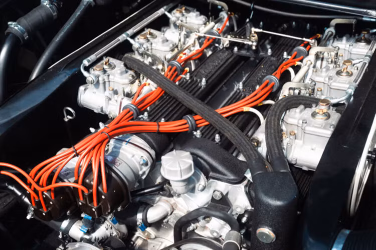 Sau đó, chiếc xe đã được sơn lại đẹp hơn rất nhiều với màu Tahiti Blue, một màu Countach hiếm có do nhà máy sản xuất.
