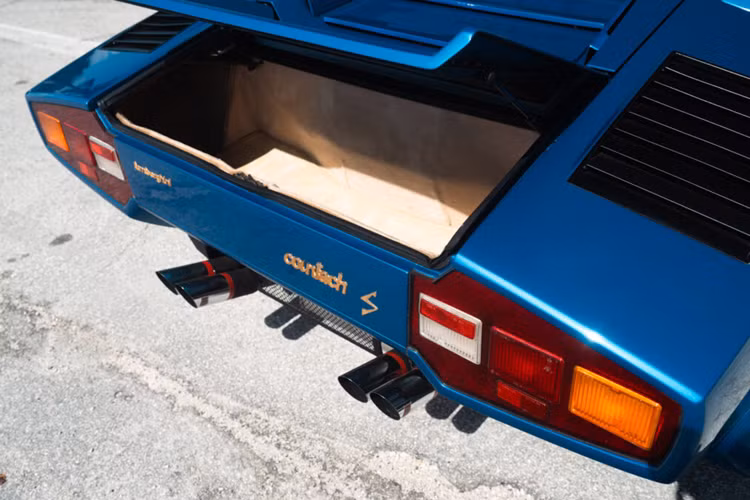 Hiện tại, giá xe Lamborghini Countach LP400 S 1981 này đang được rao bán thông qua RM Sotheby’s với mức đề xuất là 650.000 USD (tương đương khoảng hơn 15,3 tỷ đồng). Chiếc xe cổ điển này khởi đầu là một chiếc xe màu đỏ và từng được bán ra lần đầu tiên tại Thụy Sĩ.