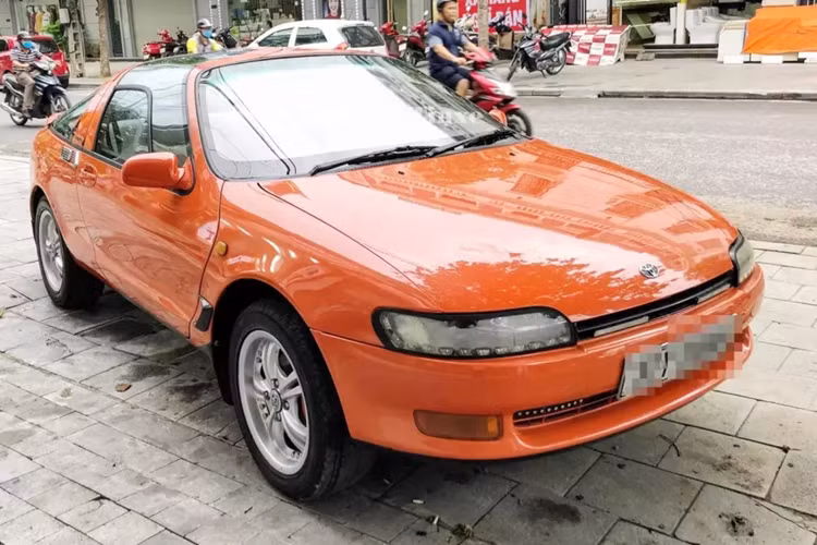 Không rõ thời gian chính xác chiếc xe thể thao Toyota Sera độc nhất Việt Nam này được nhập về, chỉ biết rằng xe từng rất nổi tiếng vì thuộc sở hữu của danh hài Bảo Chung - ông cũng là 1 trong những tay chơi xe khá lão luyện ở thập niên 90.