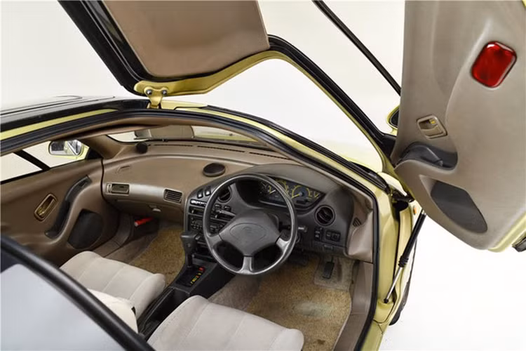Toyota đã tiếp thị ba phiên bản trang trí, được bán trên thị trường với tên gọi Phases, trong quá trình sản xuất và tiếp thị Sera độc quyền trên các kênh bán lẻ Toyota của Nhật Bản Toyota Corolla Store - như một sự thay thế cho Toyota MR2, độc quyền cho Toyota Vista Store.