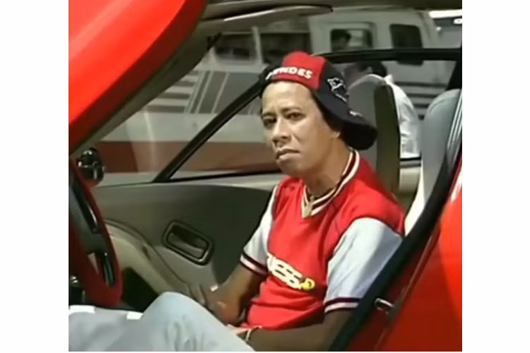 Sera ra mắt lần đầu tiên vào năm 1988 với tư cách là mẫu xe ý tưởng Toyota AXV-II ở dạng gần như sẵn sàng sản xuất và được chú ý nhờ mái che chủ yếu bằng kính và cửa bướm nghiêng lên và về phía trước khi mở.