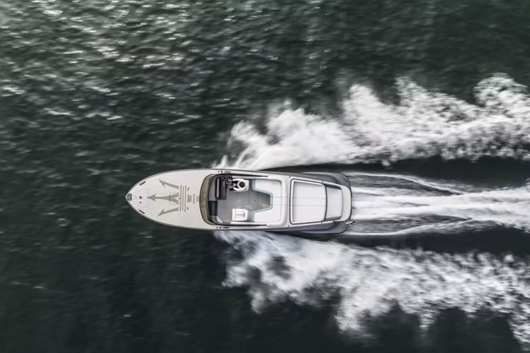 Chiếc thuyền máy này còn có một cabin khép kín và một nhà vệ sinh nhỏ được giấu bên trong mũi tàu.