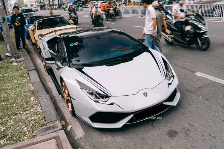 Những chi tiết này đã được người chủ cũ độ lại, và hiện vẫn giữ nguyên sau khi sang chủ mới. Lamborghini Huracan LP610-4 sở hữu khối động cơ V10, dung tích 5.2 lít, sản sinh công suất tối đa lên đến 601 mã lực tại vòng tua máy 8.250 vòng/phút và mô-men xoắn cực đại 560 Nm tại vòng tua máy 6.500 vòng/phút.