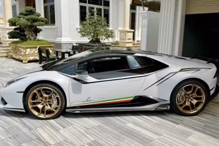 Gói độ Vorsteiner này ban đầu còn mang đến cho siêu xe Lamborghini Huracan LP610-4 cánh lướt gió phía trước bằng carbon rất hầm hố và cá tính. Nhưng chiếc xe hiện tại đã được tháo bỏ chi tiết này. Vòng ra phía bên hông xe, siêu xe Lamborghini Huracan LP610-4 còn có thêm một cánh gió lớn cũng bằng sợi carbon.