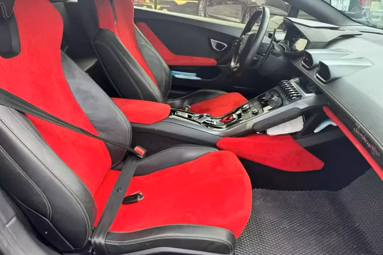 Đối lập với bộ áo màu bạc dán bằng đề can của siêu xe Lamborghini Huracan LP610-4 tại Bạc Liêu này còn phải kể đến bộ mâm 5 chấu kép hình cánh hoa được sơn màu đồng và cả bộ body kit bằng sợi carbon của Vorsteiner rất hiếu chiến.