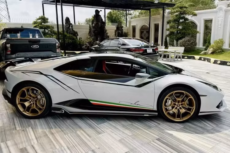 Mới đây nhất, 1 hot Tiktoker ở Bạc Liêu cũng đã bán lại chiếc siêu xe Lamborghini Huracan LP610-4 sau gần 3 năm mua về sử dụng. Được biết, nguyên bản xe có màu đỏ nhưng đã dán qua nhiều màu khác, và mới nhất là bộ áo xám cùng các tem đua.