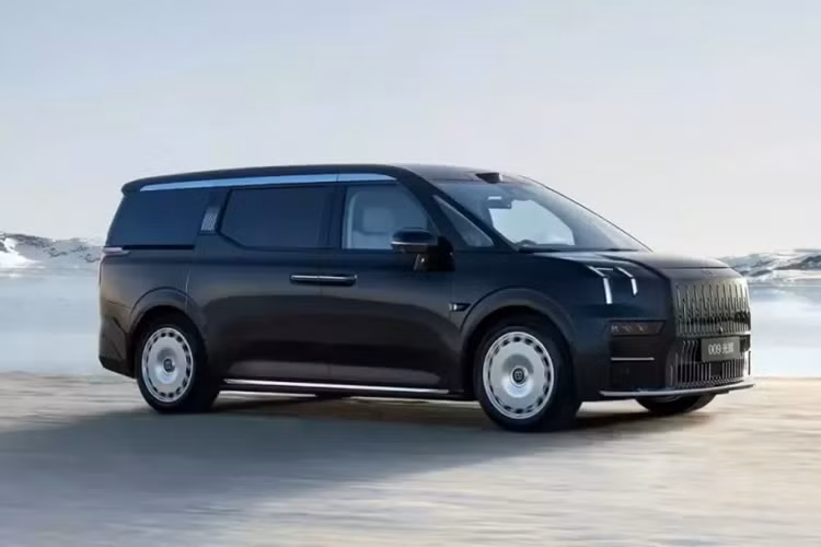  Zeekr 009 2024 mới là mẫu MPV hạng sang đã lần đầu tiên trình làng vào hồi tháng 11/2022. Sau hơn 1 năm, thương hiệu Zeekr của hãng xe Trung Quốc Geely tiếp tục vén màn phiên bản Grand mới của mẫu xe này tại thị trường nội địa. Bên ngoài, Zeekr 009 Grand trông vẫn khá giống bản thường.