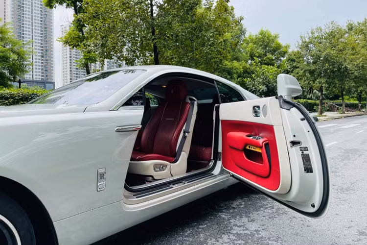 Đáng chú ý, chiếc Rolls-Royce Wraith này còn được độ bộ bodykit của Wraith Series II nhằm mang đến cái nhìn cá tính, hiện đại hơn cho chiếc coupe hạng sang. Về cơ bản, những nâng cấp trên chiếc Rolls-Royce Wraith 2014 chủ yếu ở phần đầu xe bởi Series II và Series I không có nhiều sự khác biệt ở đuôi xe.