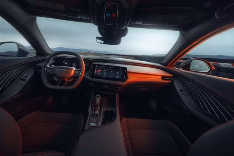 Dodge Charger sở hữu cụm đèn LED dạng kép vuông vức, gợi nhớ thế mẫu Charger thế hệ thứ 5 ra mắt từ năm 1981. Xe được trang bị logo ngôi sao 3 cánh Fratzog, một biểu tượng khác của thương hiệu từ những năm 1960.
