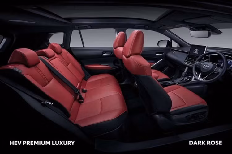 Hệ thống tính năng an toàn của Corolla Cross 2024 cũng được nâng cấp với phanh tự động khi đỗ xe, camera toàn cảnh, ga tự động thông minh hoạt động ở mọi dải tốc độ, 8 cảm biến trước/sau. Động cơ của Corolla Cross 2024 vẫn tương tự phiên bản cũ.