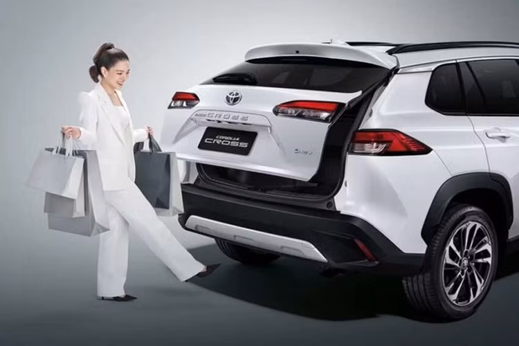 Trong khi đó, các phiên bản HEV có động cơ hybrid với máy xăng 1.8L và mô- tơ điện cho tổng công suất là 122 mã lực. Đi kèm với đó là hộp số e-CVT và hệ dẫn động cầu trước.