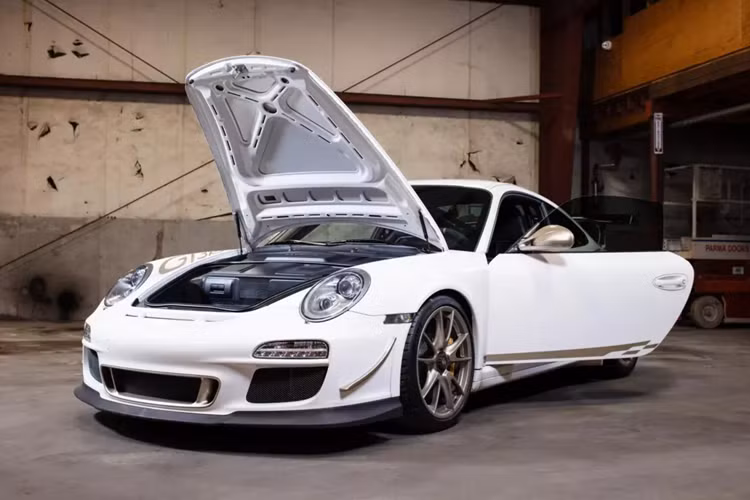 Khi mới ra mắt tại thị trường Mỹ, mức giá xe Porsche 911 GT3 RS 997 khởi điểm khoảng 130.000 đô la, hoặc tương đương khoảng 188.000 đô la theo giá hiện tại, đã điều chỉnh theo lạm phát.