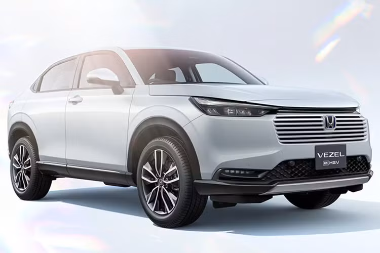 Hệ thống Honda Remote Operation mới được bổ sung trên mẫu xe này, cho phép bật/tắt điều hòa, đóng/mở cửa cốp và tìm vị trí xe từ xa. Xe vẫn được trang bị cụm đồng hồ kỹ thuật số 7 inch cùng màn hình cảm ứng giải trí 9 inch như ở phiên bản trước.