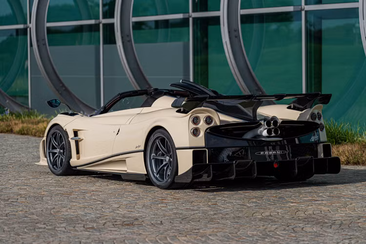 Với số lượng giới hạn 99 chiếc, đây là một chiếc Hypercar với những đường nét uốn lượn vượt thời gian, lấy cảm hứng từ những năm 1950 và 1960 hòa quyện với cá tính Pagani khác biệt không thể nhầm lẫn. Huayra R là một chiếc xe đua được phát triển không có ràng buộc về quy tắc và chỉ được đảm bảo về an toàn.