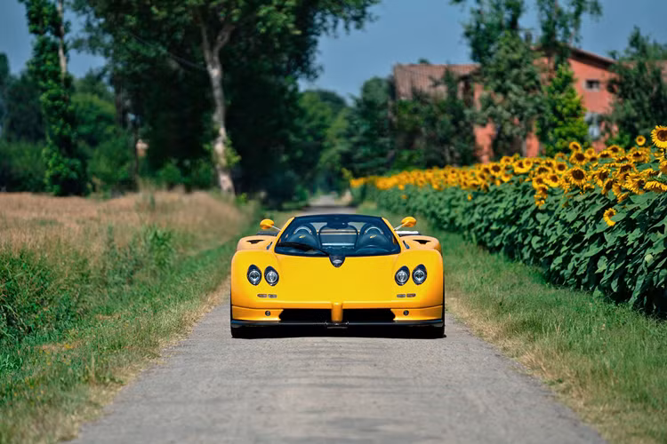 Pagani Imola Roadster đặc biệt là mẫu xe chỉ được sản xuất với số lượng 8 chiếc và đây là một chiếc xe mui trần với sự tinh tế đặc biệt, được thiết kế để mang lại hiệu suất ấn tượng cả trên đường đua và đường trường.