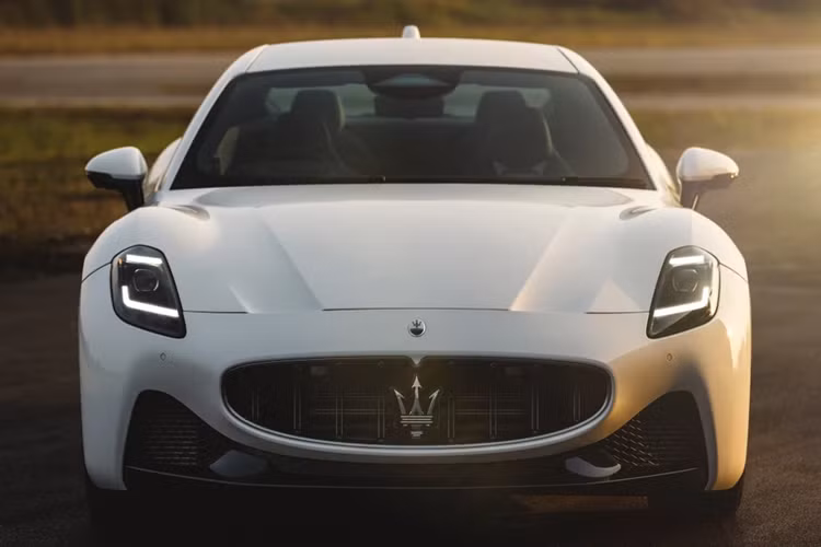 Tại buổi lễ ra mắt, khách hàng được trực tiếp chiêm ngưỡng chiếc Maserati GranTurismo Modena. Chiếc xe mang phong cách kết hợp giữa mẫu MC20, GranTurismo thế hệ trước và mẫu SUV cỡ nhỏ Grecale.