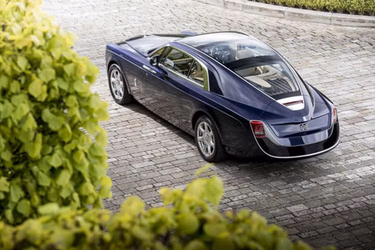 Rolls-Royce đã nâng cấp cơ sở sản xuất tại Goodwood để phục vụ việc sản xuất xe điện. Công ty cũng có kế hoạch tăng cường đầu tư vào bộ phận Bespoke và Coachbuild nhằm đáp ứng nhu cầu khách hàng. Theo một nghiên cứu độc lập của Rolls-Royce, nhà máy Goodwood đã đóng góp hơn 4 tỷ bảng Anh cho nền kinh tế Anh trong 20 năm hoạt động.