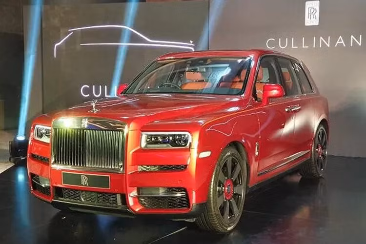 Các tác phẩm cá nhân hóa nổi bật trong năm 2023 có thể kể đến như chi tiết khảm xà cừ cho The Pearl Cullinan, ghế da đục lỗ bằng tay cho Black Badge Cullinan Blue Shadow, hoạt ảnh nhật thực trong Starlight Headliners của Black Badge Ghost Ekleipsis và các tác phẩm nghệ thuật được vẽ tay trên chiếc Phantom Cinque Terre.