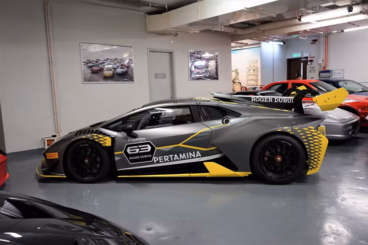 "Phiên bản Huracan Super Trofeo Evo 10th Edition là sự tôn vinh truyền thống của chúng tôi, một biểu hiện mới về sức mạnh tổng hợp giữa phân nhánh xe thể thao Lamborghini Squadra Corse và bộ phận R&amp;D đã kết hợp để chế tạo ra mẫu xe này.