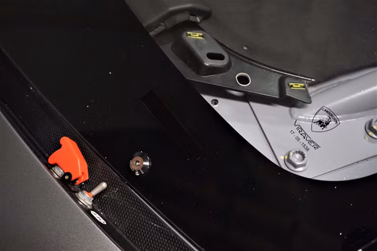 Phiên bản đặc biệt Lamborghini Huracan Super Trofeo Evo 10th Edition sẽ có 10 xe, với cấu hình không giống nhau, xe đầu tiên lộ diện có bộ áo màu xám mờ đặc biệt cùng dải màu xanh lá cây ở cánh lướt gió phía trước, bên hông và đuôi xe.