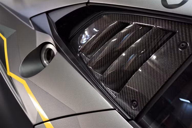 Không có nhiều nâng cấp về hiệu suất cho chiếc Huracan Super Trofeo Evo 10th Edition, nhưng ECU hoàn toàn mới của siêu xe này cũng giúp khối động cơ V10, dung tích 5.2 lít, sản sinh công suất tối đa 630 mã lực, tăng thêm 10 mã lực so với mẫu xe đua Huracan Super Trofeo Evo..