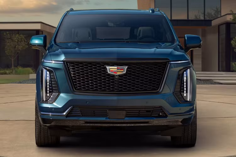 Khoang nội thất Escalade 2025 có một màn hình lớn trên bảng điều khiển có kích thước 55 inch trải dài trên khắp bảng điều khiển của xe. Phần khu vực người lái có màn hình 35 inch và hành khách phía trước có màn hình cảm ứng 20 inch với khả năng truyền phát video.