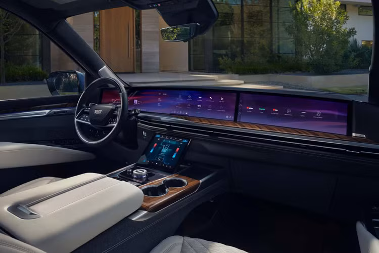 Xe được trang bị tiện ích Apple CarPlay và Android Auto không dây và hành khách ở hàng ghế thứ hai thậm chí còn có quyền truy cập vào màn hình cảm ứng 12,6 inch với gói Executive Second Row tùy chọn được trang bị.