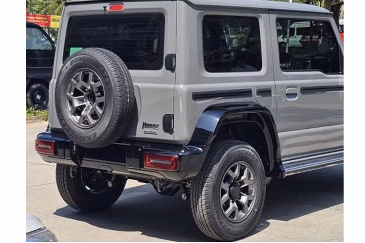 Suzuki Jimny nguyên bản được nhập về Việt Nam hiện chỉ có cấu hình 3 cửa. Xe sở hữu kích thước tổng thể dài x rộng x cao của xe lần lượt là 3.645 x 1.645 x 1.720 mm, chiều dài cơ sở là 2.250 mm.