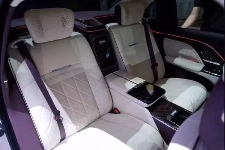 Nội thất cũng được trang trí bằng nhiều tấm ốp gỗ, được bổ sung bằng lớp bọc da mềm và vật liệu kim loại. Từ mẫu xe 4 chỗ trưng bày tại Triển lãm ô tô Bắc Kinh có hai ghế độc lập ở hàng ghế sau với tựa tay và giá để cốc ở trung tâm.