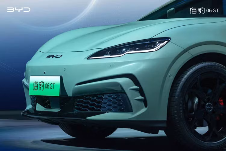 Trạng thái hoàn thiện của xe điện BYD Seal 06 GT cũng không khác mấy so với lúc còn là mẫu thử ý tưởng, với kích thước tổng thể dài x rộng x cao lần lượt là 4.630 x 1.880 x 1.490 (mm), chiều dài cơ sở đạt 2.820 mm. Seal 06 GT nhỏ hơn chút so với mẫu sedan BYD Seal từng ra mắt Việt Nam vào tháng 7 vừa qua.