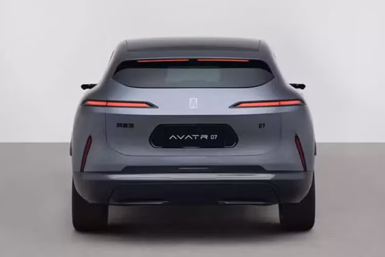 Đây là chiếc xe nhỏ nhất trong dòng xe điện Avatr. Tuy nhiên, nó vẫn lớn hơn Model Y. Chính xác là nó dài hơn 75 mm, rộng hơn 59 mm và thấp hơn 4 mm. Bên trong, Avatr 07 có 5 chỗ ngồi.