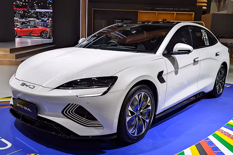 Tại thị trường Trung Quốc, giá xe BYD Seal 2024 cho 6 phiên bản từng được công bố với mức giá 176.800 đến 246.800 nhân dân tệ (tương đương 570 đến 796 triệu đồng). Dự đoán, xe sẽ về Việt Nam cuối năm nay.