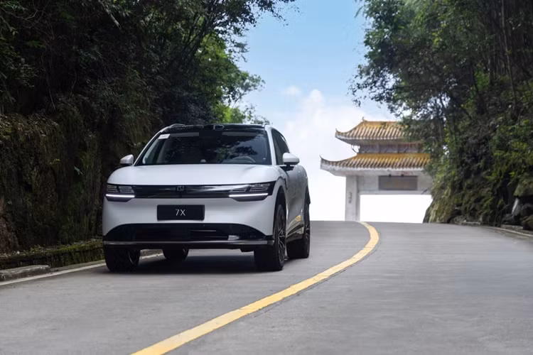 Đầu xe nổi bật với dải đèn LED cỡ lớn lồng bên trong lớp nhựa trong suốt. Ở giữa là logo thương hiệu.