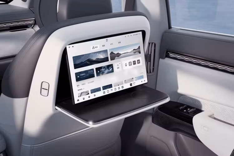 Khu vực táp lô nổi bật với màn hình giải trí nổi 16 inch. Ngoài ra xung quanh không gian nội thất còn được trang bị thêm một màn hình bổ sung 36 inch và một màn OLED 13 inch ở hàng ghế sau.