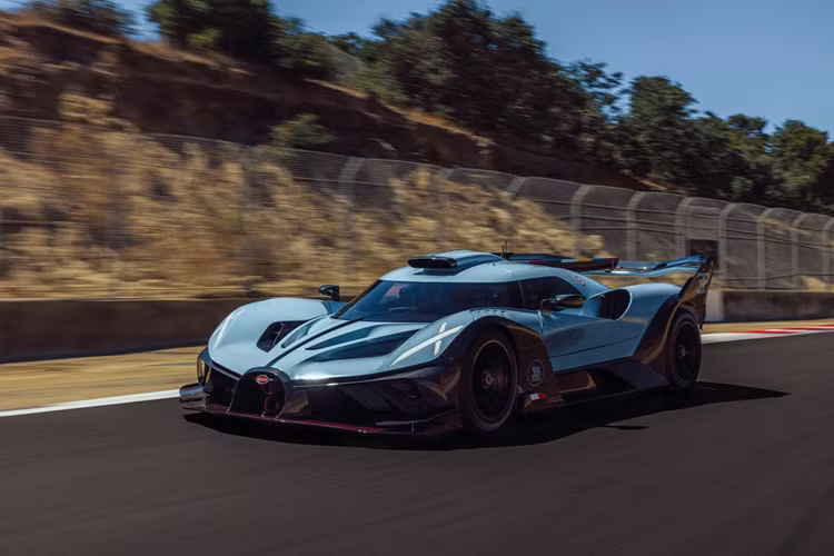 Được Giám đốc điều hành của Bugatti Rimac, Mate Rimac theo dõi với sự phấn khích; Chủ tịch Christophe Piochon; Giám đốc điều hành, Hendrik Malinowski; Giám đốc Hậu mãi &amp; Dịch vụ khách hàng, Alexis Ploix và các thành viên khác trong nhóm Bugatti đã chứng kiến thời khắc lịch sử đáng nhớ này.