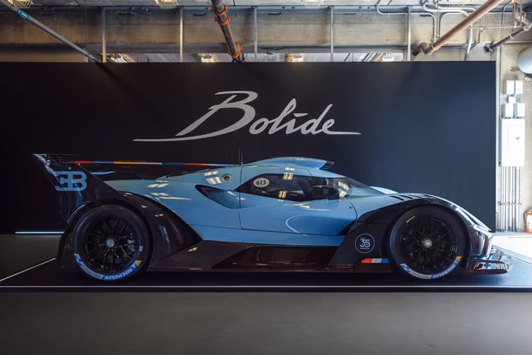 Hiện tại thương hiệu đang trong quá trình đào tạo những chủ sở hữu Bugatti tương lai về cách sử dụng Bugatti Bolide và Bugatti đã nhân cơ hội tại Laguna Seca để tổ chức buổi giới thiệu cá nhân cho khách hàng của Bolide tại một trong những đường đua nổi bật nhất trên thế giới.