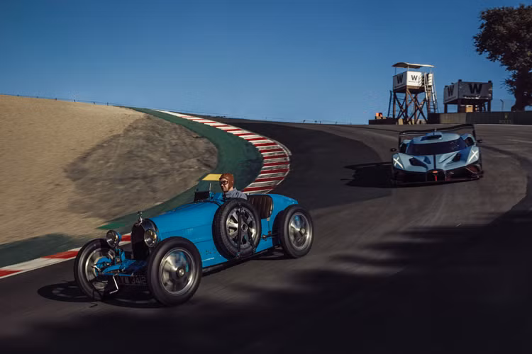 Các màu sắc bao gồm màu sơn nổi bật nhất là “French Racing Blue”, màu xanh lá cây đậm của các tay đua người Anh, màu trắng lấp lánh của các đối thủ người Đức và màu hoa hồng táo bạo của người Ý tô điểm cho lưỡi nối cánh sau với bảng điều khiển phía sau.