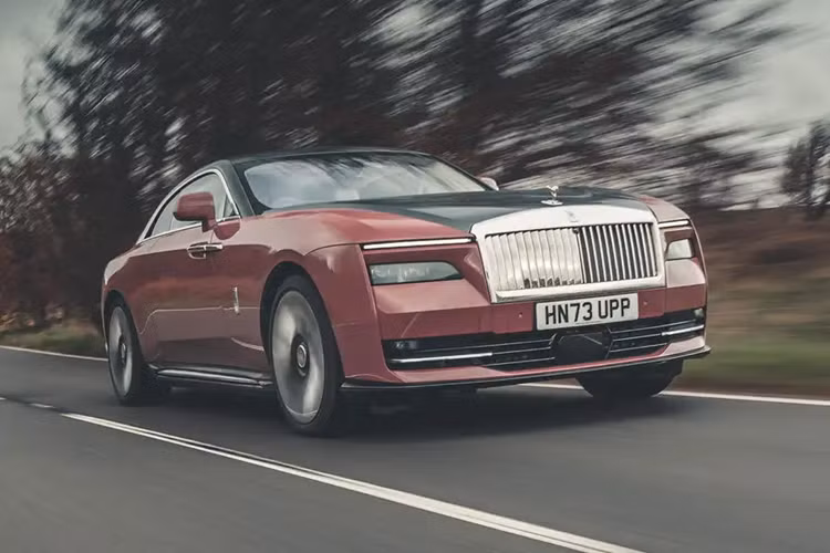 Xe điện đầu tiên của Rolls-Royce có thời gian tăng tốc từ vị trí xuất phát lên 100km/h chỉ trong 4,4 giây trước khi đạt tốc độ tối đa giới hạn là 250 km/h. Rolls-Royce Spectre chạy được 515 km theo chu trình thử nghiệm của EPA tại Mỹ, tức có thể phượt từ Sài Gòn đi Nha Trang chỉ sau 1 lần sạc đầy pin.