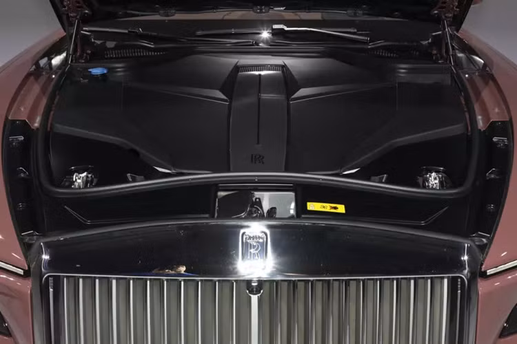 Ngoài ra, Minh Nhựa còn từng mua chiếc SUV siêu sang Rolls-Royce Cullinan, nhưng không hiểu sao nhiều năm qua, xe chưa ra được biển số.