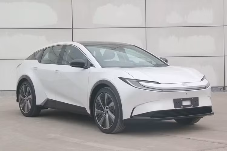 Cung cấp sức mạnh cho Toyota bZ3C là động cơ điện TZ200XS003 có công suất 200 kW, đi kèm pin lithium-ion phosphate do BYD sản xuất. Xe sẽ có hai tùy chọn pin với quãng đường di chuyển là 550 km hoặc 630 km theo tiêu chuẩn CLTC
