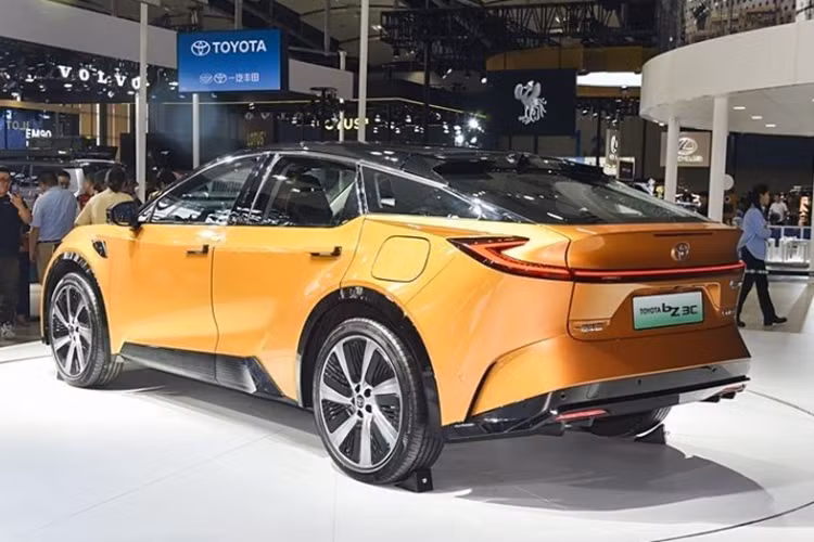 Xe sở hữu thiết kế gần như giống hệt với bản concept bZ Sport Crossover từng ra mắt tại Triển lãm Ô tô Thượng Hải năm 2023. Mẫu xe CUV điện Toyota bZ3C sở hữu kích thước dài x rộng x cao lần lượt là 4.780 x 1.866 x 1.510 mm, chiều dài cơ sở 2.880 mm. Mẫu CUV cỡ trung này được cung cấp đến 8 tùy chọn màu sơn ngoại thất.