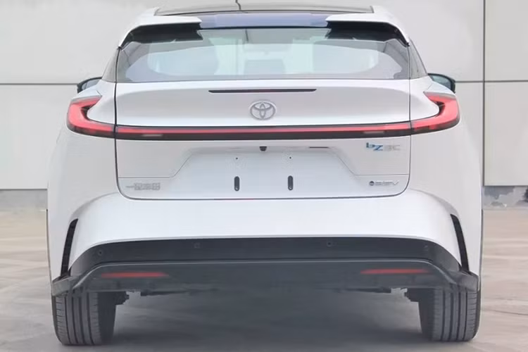Toyota bZ3C được tích hợp cảm biến Lidar trên nóc xe giúp hỗ trợ lái xe thông minh. Công nghệ lái thông minh của xe dựa trên mô hình lớn end-to-end, cho phép thực hiện các chức năng lái thông minh trong đô thị, lái xe cao tốc và tự động đỗ xe... Hiện mức giá xe Toyota bZ3C 2025 vẫn là một ẩn số.
