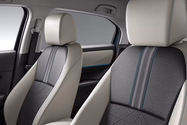Đáng chú ý, Honda HR-V 2024 phiên bản e:HEV X còn được bổ sung gói trang bị Outdoorsy Hunt dành riêng cho việc off-road. Gói này bao gồm giá nóc, vành 16 inch màu xám Shark Grey metallic và các điểm nhấn màu cam trên thân xe, kết hợp tùy chọn màu xanh ngọc trai mới.