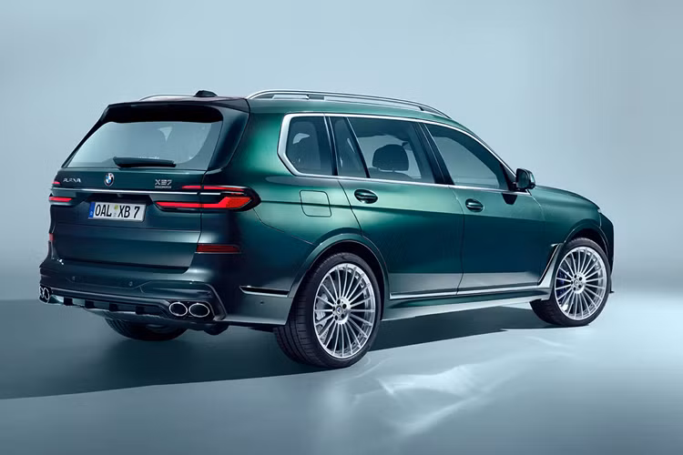 Khách hàng có thể lựa chọn các màu sắc tiêu chuẩn như màu Alpina Blue và Alpina Green II đặc trưng, cùng với các tùy chọn khác từ danh mục màu sắc cá nhân hóa BMW Personal.